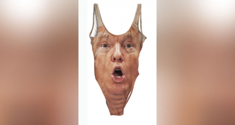Fabriqué aux Etats-Unis, ce costume de bain reprend le visage présidentiel, les yeux écarquillés et la bouche ouverte comme s'il était interloqué. © Courtesy of Beloved Shirts