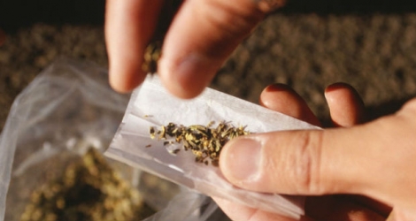 (Photo d’illustration) Dans les deux cas, du cannabis ont été retrouvé en possession des policiers.
