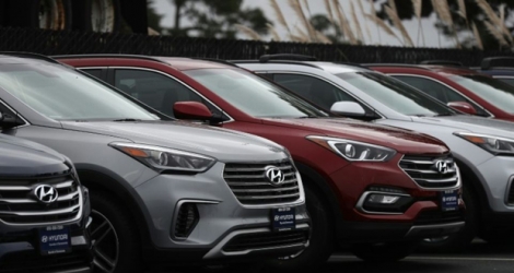 Des voitures neuves Hyundai Santa Fe proposées à la vente chez un concessionnaire à Colma, en Californie, le 7 avril 2017, après le rappel de 1,4 million de véhicules