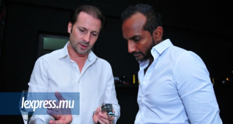 Claudio Feistritzer (à g.), General Manager de BRM Chronographes, vantant les mérites d’une nouvelle série de montres de BRM Chronographes, qu’il a lancée le 28 juin 2017 à Tamarin.