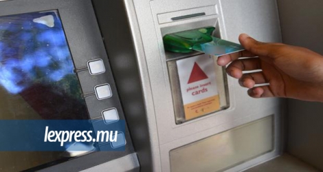 Dans un communiqué émis ce soir, la Banque de Maurice conseille aux détenteurs de cartes bancaires de rapporter toute transaction non autorisée sur leur compte.