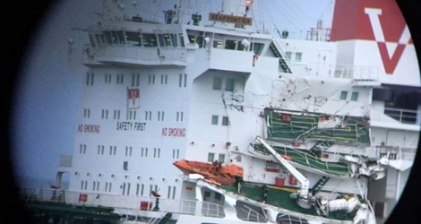 Photo fournie par la marine nationale le 1er juillet 2017 montrant le pétrolier Seafrontier endommagé après une collision avec le cargo Huayan Endeavour dans les eaux entre la France et la Grande-Bretagne