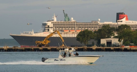 Le Queen Mary entre dans le port de New York le 1er juillet 2017 alors que les 4 maxi-multicoques également engagés dans «The Bridge» sont attendus d'ici 2 à 3 jours 