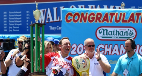 Joey Chestnut a réussi l'exploit de remporter pour la 10e fois le concours de hot-dogs de Coney Island, avec 72 hot-dogs avalés en 10 minutes. 