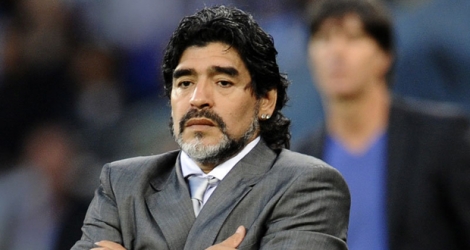 Maradona, qui portait le numéro 10, a guidé l'équipe de Naples vers ses deux seuls titres de champion d'Italie, en 1987 et 1990.