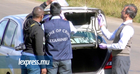 La police scientifique à Trois-Mamelles, vendredi 7 juillet, autour de la voiture volée de la victime. Celle-ci travaillait à PECS Data Services, à Quatre-Bornes