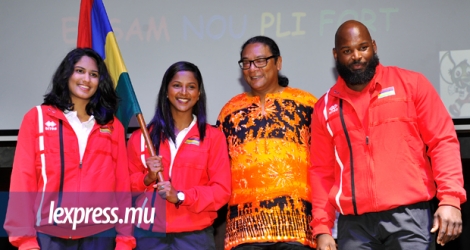 Les deux capitaines Alisha Chundunsing et Bernard Baptiste encadrant Jessica Rosun (porte-drapeau) et le ministre de la Jeunesse et des Sports, Stéphan Toussaint.