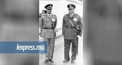 Dan Bhima (à gauche), le premier Mauricien nommé Commanding Officer de la SMF. 