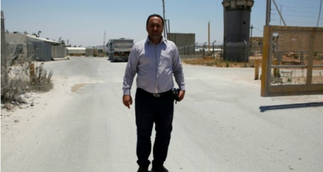 Le militant palestinien et fondateur d'une ONG des droits de l'Homme Issa Amro, à son arrivée au tribunal militaire israélien d'Ofer en Cisjordanie