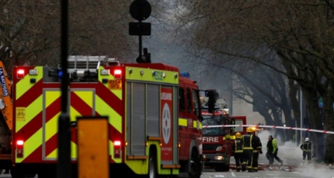 Dix camions et soixante-dix hommes ont été déployés pour tenter de maitriser les flammes sur le marché de Camden Lock prisé des touristes le week-end.