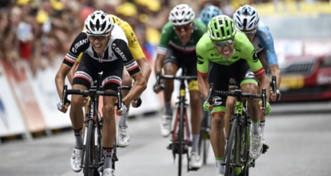 Le Colombien Rigoberto Uran (d) remporte la 9e étape du Tour de France, le 9 juillet 2017 à Chambéry .