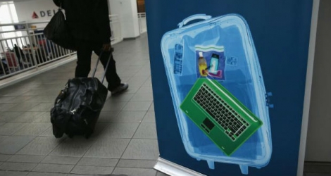 Les passagers en provenance de ces quatre aéroports doivent donc transporter tous leurs appareils électroniques dont la taille est supérieure à celle d'un téléphone portable dans leurs bagages en soute.