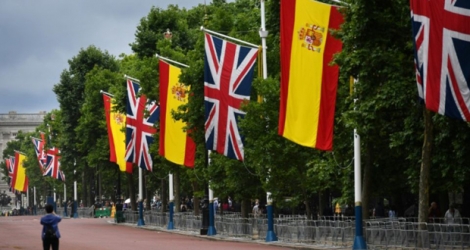 Les drapeaux du Royaume-Uni et de l'Espagne sur le Mall, face au palais royal de Buckingham, à Londres, le 11 juillet 2017, à la veille de la visite d'Etat du roi Felipe VI à Londres.
