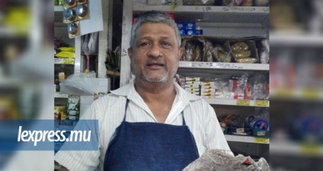 Du lundi au samedi, Nilkant Summah se rend à la petite échoppe au marché de Rose-Hill. 