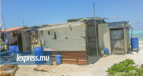 Des squatteurs ont construit des baraques en tôle sur les plages.