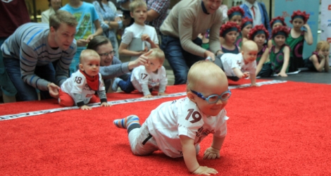 Bienvenue à la course des bébés, qui réunit chaque année à New York une trentaine de chérubins autour d'un tapis de 10 m2.