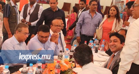 Le directeur général de MT, Sherry Singh, en face du Premier ministre, Pravind Jugnauth, alors que Sanjay Karria est debout au centre.