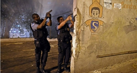 Les deux policiers touchés étaient en poste dans une Unité de Police Pacificatrice (UPP), police de proximité censée occuper les favelas pour soustraire les habitants à l'emprise des narcotrafiquants qui contrôlent ces zones de non-droit.