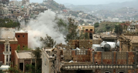De la fumée s'élève de la ville de Taëz lors de combats entre les forces loyalistes et les rebelles chiites Houthis, le 5 juin 2017 au Yémen .