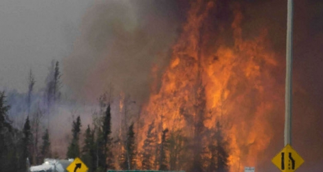 Plus de la moitié de ces feux restaient hors de contrôle, selon le Centre inter-service des feux de forêts du Canada.