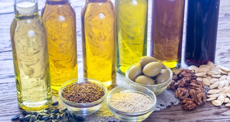 Ajouter de bonnes graisses à votre régime, comme l'huile d'olive ou l'huile de canola, peut améliorer votre santé, selon les experts. © AlexPro9500 / Istock.com