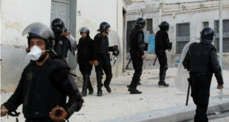 Affrontements entre les forces de l'ordre et des manifestants à Al-Hoceïma, au nord du Maroc