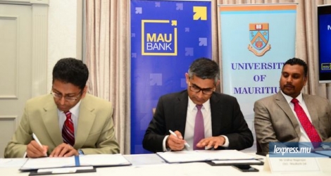 Signature du «Memorandum of Understanding», ce vendredi 21 juillet entre le vice-chancelier de l’UoM, le Pr Dhanjay Jhurry, et le CEO de la MauBank, Sridar Nagarajan.