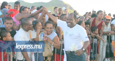 Des Chagossiens embarquant pour un voyage dans l’archipel en 2006.