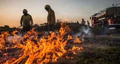  Deux villages de la zone de Portalegre, Areia e Outeiro Cimeiro, étaient momentanément menacés par un feu de forêt qui était né dans l'après-midi et avançait toujours sur deux fronts en soirée.