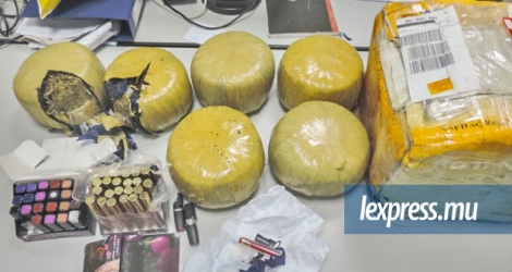 Le colis en provenance du Nigeria, intercepté le 7 juillet, contenait divers types de stupéfiants d’une valeur avoisinant les Rs 10,6 millions.
