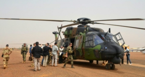 Un équipage allemand près de son hélicoptère, à l'aéroport de Gao au Mali
