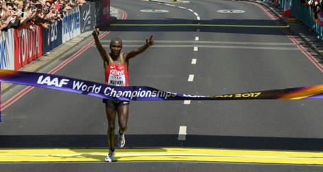 Le Kényan Geoffrey Kipkorir Kirui franchit en vainqueur la ligne d'arrivée du marathon des Mondiaux d'athlétisme, le 6 août 2017 à Londres 
