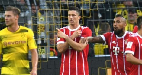 L'attaquant du Bayern Robert Lewandowski (c) buteur face au Borussia Dortmund lors de la Supercoupe d'Allemagne, le 5 août 2017 à Berlin .