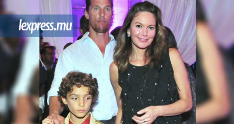 L’acteur Matthew McConaughey en compagnie de son fils et de l’actrice Diane Lane lors d’une soirée de lancement du film «Serenity» à Flic-en-Flac le 7 juillet.