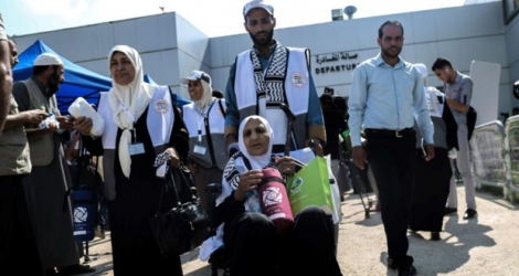 Des musulmans palestiniens arrivent au terminal de Rafah, à la frontière entre la bande de Gaza et l'Egypte, pour entreprendre le pélerinage vers La Macque, le 14 août 2017.