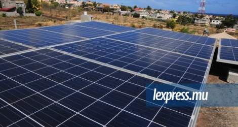Une dizaine de panneaux photovoltaïques, disposés sur le toit d’une maison, captent l’énergie solaire.