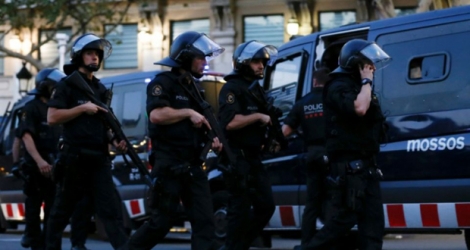 Des policiers espagnols en armes à Barcelone après l'attaque sur les Ramblas, le 17 août 2017 .