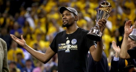 Kevin Durant sacré champion NBA avec les Golden State Warriors et désigné MVP des Finales, le 12 juin 2017 à Oakland.