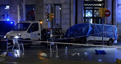 La camionette qui a foncé dans la foule sur les Ramblas a été enlevée du lieu du drame pa la police, le 18 août 2017 à Barcelone .