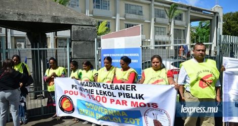 La CTSP a organisé une manifestation, ce mardi 22 août, devant la MITD House, pour protester contre le salaire de Rs 1 500 que perçoivent quelque 600 femmes «cleaners».