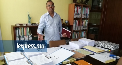 À son bureau, à la St James Court, l’avocat parlementaire Sanjeev Teeluckdharry devant les piles de papiers, indiquant qu’il a fait son travail «selon les paramètres de la loi».