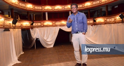 Eddy Lamour sur la scène du théâtre de Port-Louis. En attendant la rénovation, les fauteuils rouges ont été enlevés.
