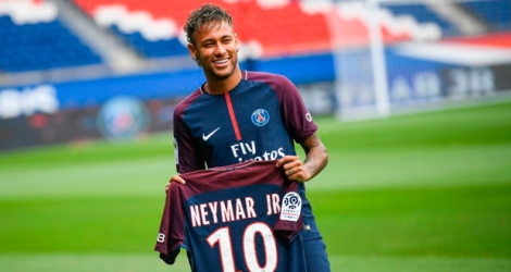 Neymar, star brésilienne recrutée pour un montant record de 222 millions d'euros par le Paris SG.
