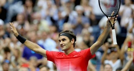 Le Suisse Roger Federer bras levés après sa victoire face au Russe Mikhail Youzhny au 2e tour de l'US Open, le 31 août 2017 à New York 