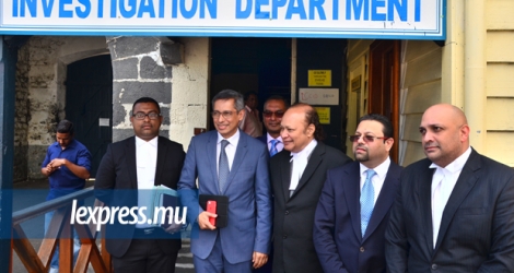 C’est accompagné de son panel d’avocats que le leader de l’opposition s’est rendu aux Casernes centrales, ce lundi 4 septembre.