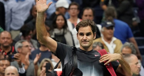 Le Suisse Roger Federer salue le public après avoir été battu par l'Argentin Juan Martin del Potro en quarts de finale de l'US Open, le 6 septembre 2017 à New York