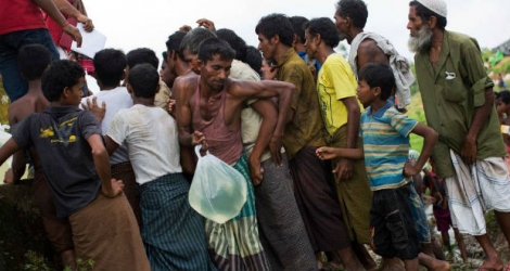 Au moins 270.000 Rohingyas, selon l'ONU, se sont réfugiés au Bangladesh depuis la vague de violences déclenchée, fin août, par des attaques contre la police de la part d'une rébellion qui dit vouloir défendre les droits bafoués de cette minorité.