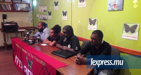 Les membres de Rezistans ek Alternativ face à la presse, ce samedi 9 septembre.