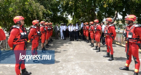 Des membres de la «Swift Water Rescue Unit» lors du lancement à Tamarin, ce mercredi 20 septembre.
