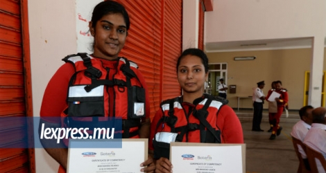 (De g. à dr.) Pehrine Bannoo et Vanita Hurkhoo-Mahadeo sont fraîchement diplômées en sauvetage aquatique.